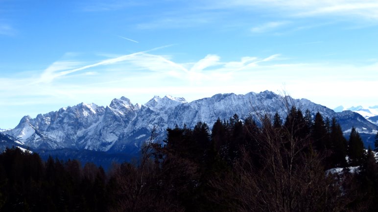 Der Blick vom Brünnsteinhaus auf das Kaisergebirge