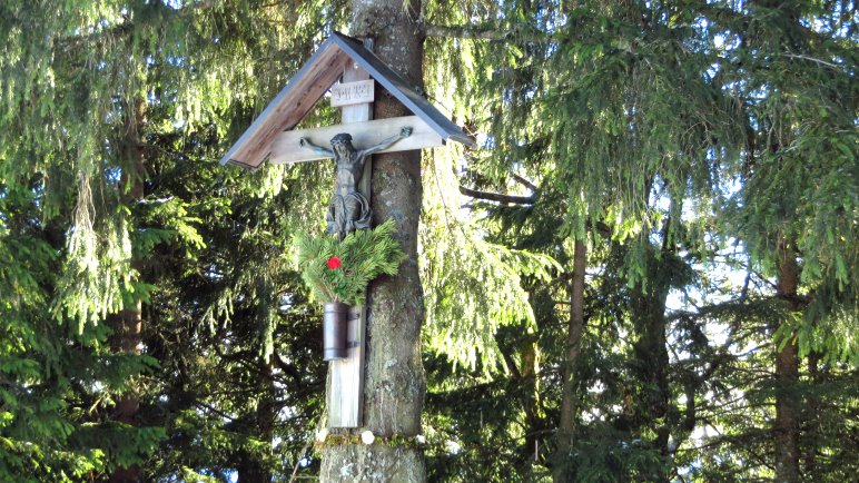 Ein Wegkreuz im Wald, kurz vor dem Brünnsteinhaus