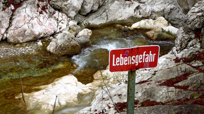 Lebensgefahr - Oberhalb des Wasserfalls sollte man sich vom Ufer fernhalten