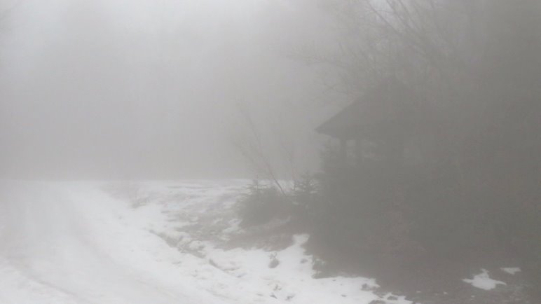 Der Pavillon am gleichnamigen Abzweig. Kaum zu sehen im dichten Nebel.