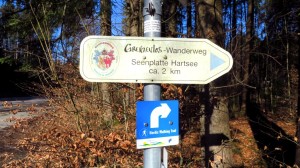 Auch der Grenzenlos Wanderweg zwischen Bayern und Österreich führt über die Seenplatte