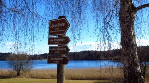 Wegweiser zur Sieben-Seen-Platte am Parkplatz in Pelham