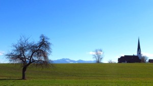 Die Kirche von Stephanskirchen - Im Hintergrund sehen wir direkt auf die Kampenwand