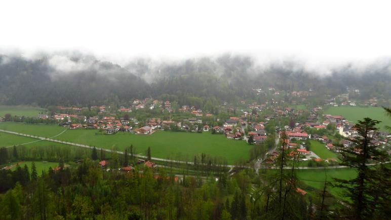 Aussicht auf Bayrischzell, der Wendelstein hängt noch in den Wolken