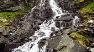 Wir überqueren einen kleinen Wasserfall