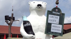 Der Cola-Eisbär grüßt, die Lautsprecher sind fest montiert