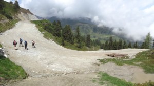 Diese Skiabfahrt sieht im Sommer extrem übel aus, ist aber Teil des Panoramawanderwegs