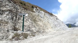 Hier wurde heftig am Berg gearbeitet, im Vordergrund ein Skikanonenhalter