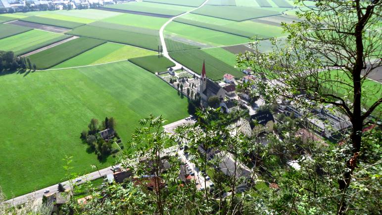 Ein Blick nach Taufers, direkt unterhalb des Pursteinwand-Klettersteigs