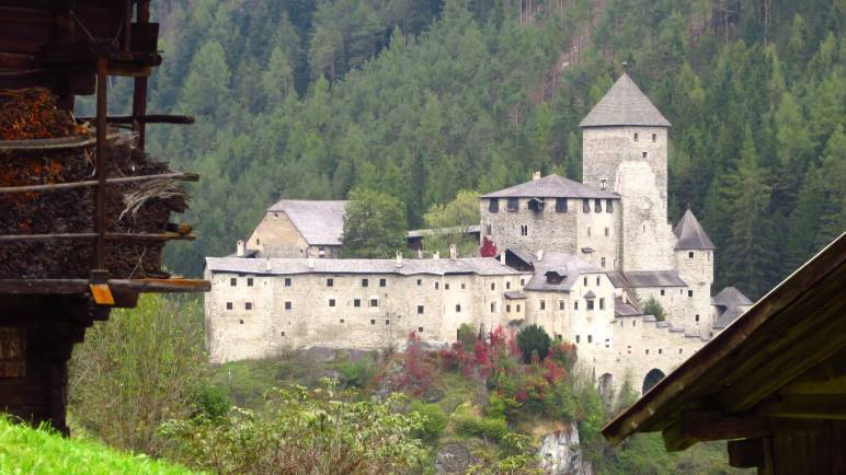 Die Burg taufers, auf die wir fast zulaufen. Allerdings liegt sie auf der anderen Hangseite