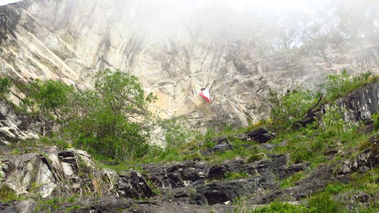 Die große Tirol-Fahne, mitten im Klettersteig. Dort werden wir auch vorbeikommen