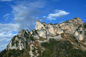 Von der Terrasse der Erfurter Hütte hat man einen tollen Blick auf das Karwendel und auf die Dalfazer Wände, die hier zu sehen sind