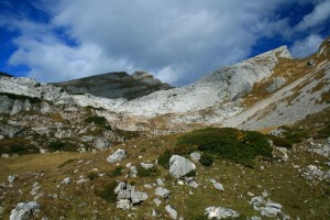 Die Wanderung führt auch an dieser Felswand vorbei, eine von vielen im Rofan