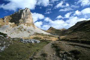 Am Roßkopf mit seinem Klettersteig vorbei geht es in Richtung Rofanspitze