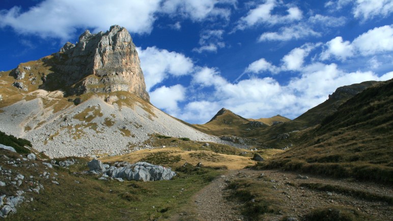 Eine beeindruckende Felswand, der Roßkopf mit seinem Klettersteig