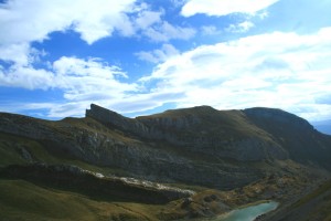 Sagzahn und Vorderes Sonnwendjoch, davor der Grubasee