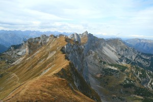 Vom Gipfel der Rofanspitze sieht man direkt auf den scharfen Grat der Seekarlspitze und die steil abfallende Nordwand