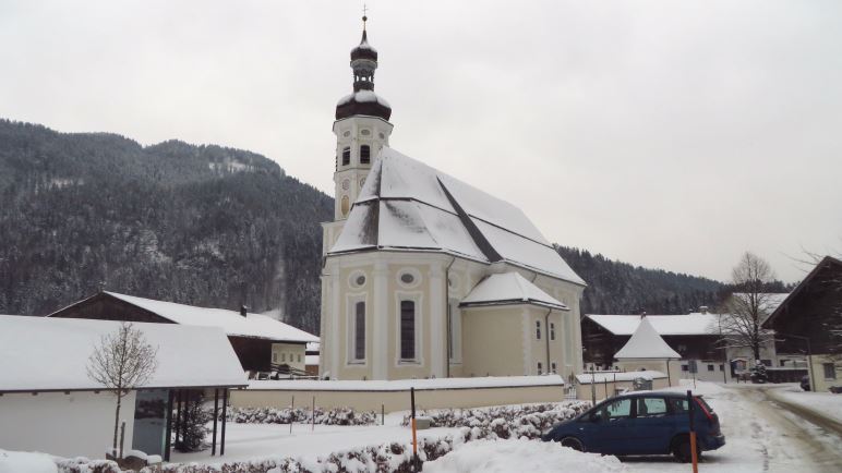 Die Wanderung zum Spitzsteinhaus beginnt direkt an der Kirche in Sachrang