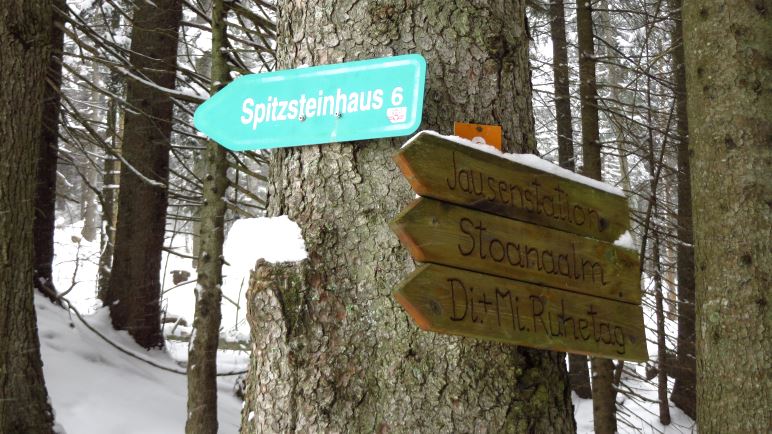 Wegweiser zum Spitzsteinhaus am unteren Ende der Almwiese