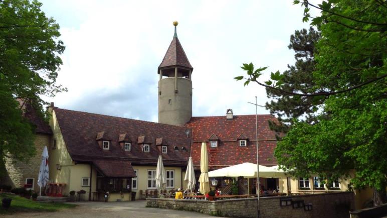 Im Innenhof der Burg Teck