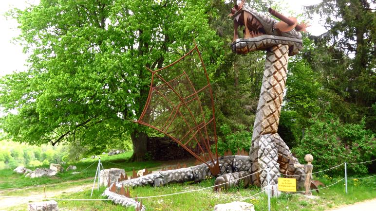 Ein Drache, eines der selbstgebauten Kunstwerke an der Ziegelhütte