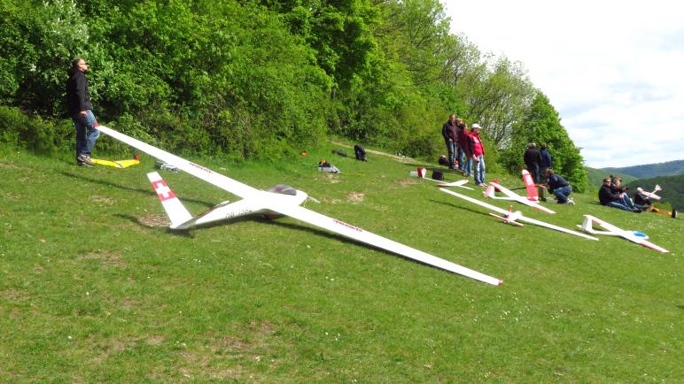 Modell-Segelflieger auf der großen Wiese am Teckberg