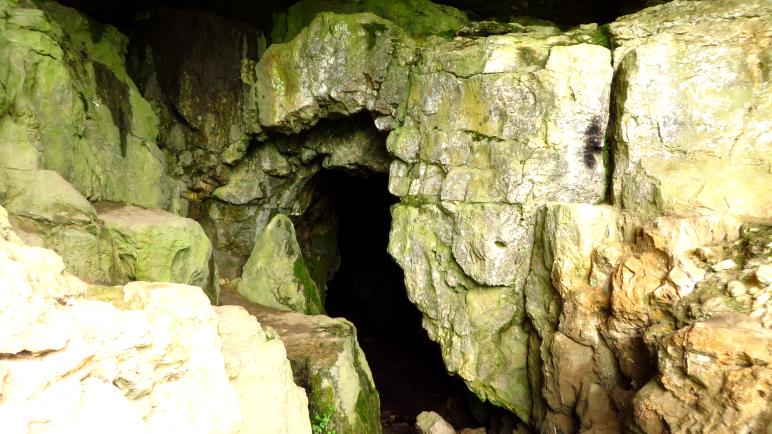 Am Eingang zum Sibyllenloch, einer Karsthöhle unterhalb von Burg Teck