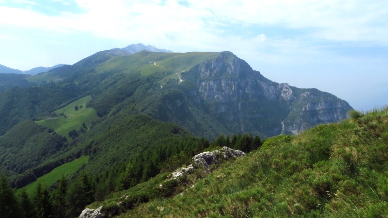 Der Blick zurück zur Colma di Malcesine: Wo ist denn in der Felswand der Sentiero Ventrar?