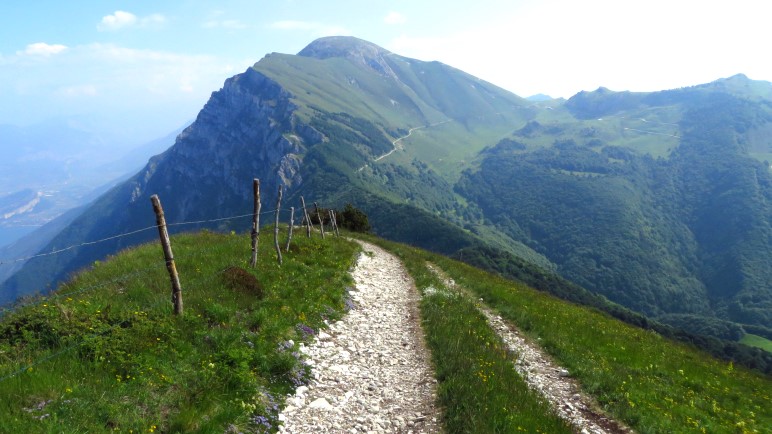 Hier beginnt der Abstieg von der Colma di Malcesine, mit Blick auf den Monte Altissimo di Nago