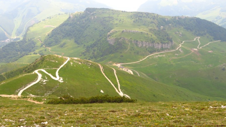 Die Serpentinenstrasse auf dem Monte Baldo, die das Altopiano Brentonico durchzieht