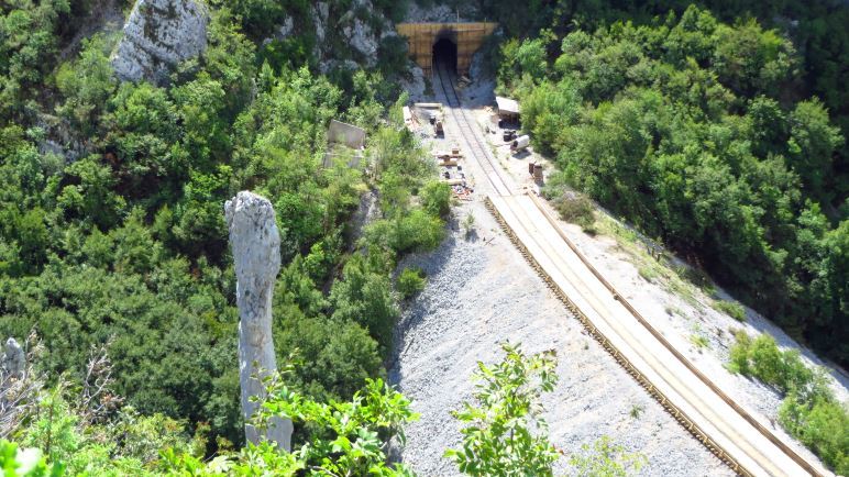 Die Eisenbahnstrecke, die die Vela Draga Schlucht quert. Direkt daneben steht der Felsturm mit dem Namen Svijeca (Kerze)