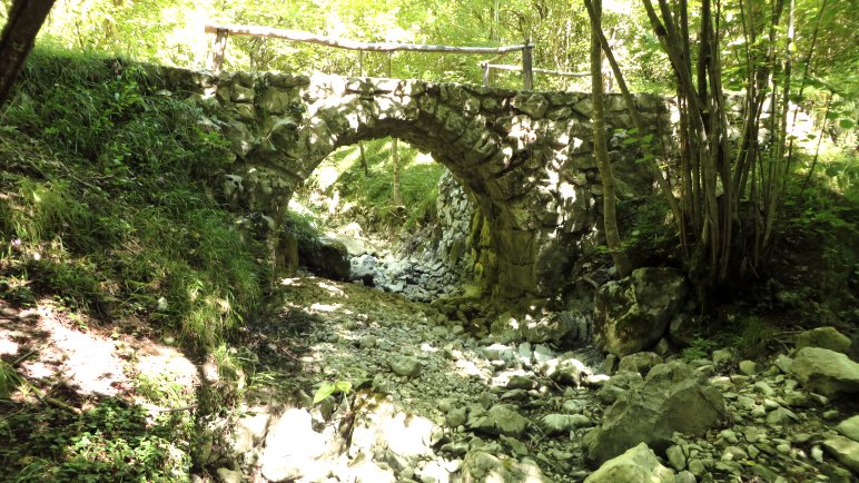 Unter dieser Brücke sollte der Bach vom Wasserfall entlangfliessen. Jetzt ist das Bachbett trocken