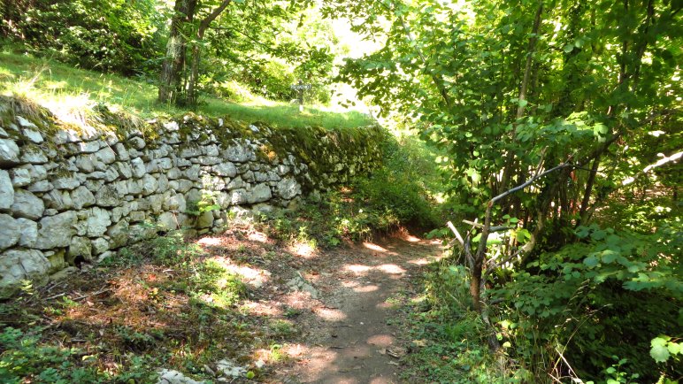 An der Trockenmauer antlang zum Wasserfall