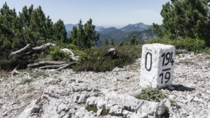 Grenzstein auf dem Gratweg des Dürrnbachhorns. Chiemgauer Alpen