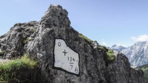 Eine weitere Grenzmarkierung auf dem Weg zum Hohen Brett. Schon fast künstlerisch auf den Fels gemalt. Berchtesgadener Alpen