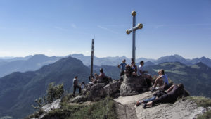 Am Kranzhorn verläuft die Grenze direkt über den Gipfelfels. Ein Gipfelkreuz steht in Bayern, das andere in Tirol. Inntaler Berge