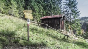 Auf dem Weg von der Taubenseehütte zum Taubensee passiert man das alte Zollhäuschen am Abzweig zum Kroatensteig. Chiemgauer Alpen