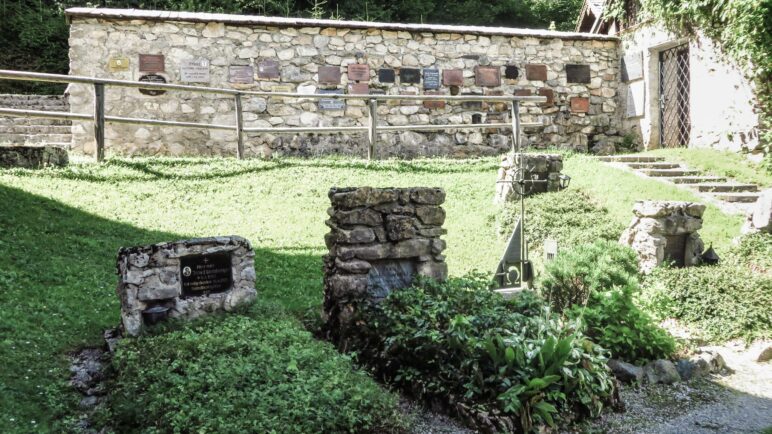 Die Friedhofsmauer mit den Gedenktafeln an die Bergtoten