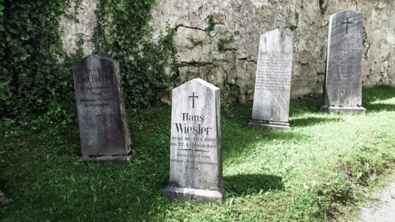 Grabsteine auf dem Friedhof in Johnsbach