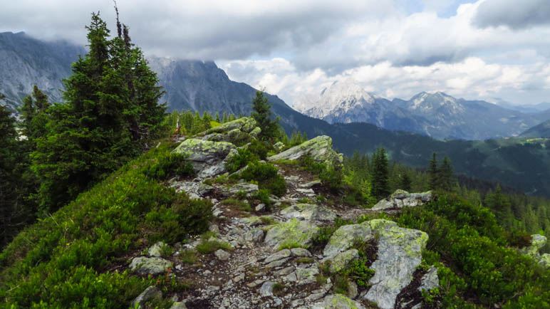 Die kleinen Felsen stehen etwa am höchsten Punkt des Lahngangs