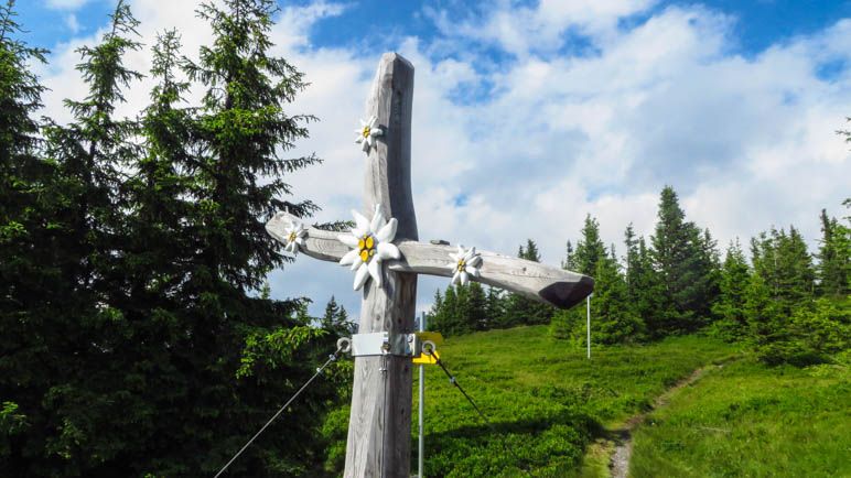 Ein ungewöhnliches und schönes Gipfelkreuz steht auf dem Lahngang im Gesäuse