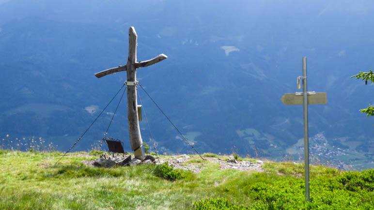 Das Gipfelkreuz des Lahngang kommt in Sicht, scharf an der Abbruchkante zum Tal