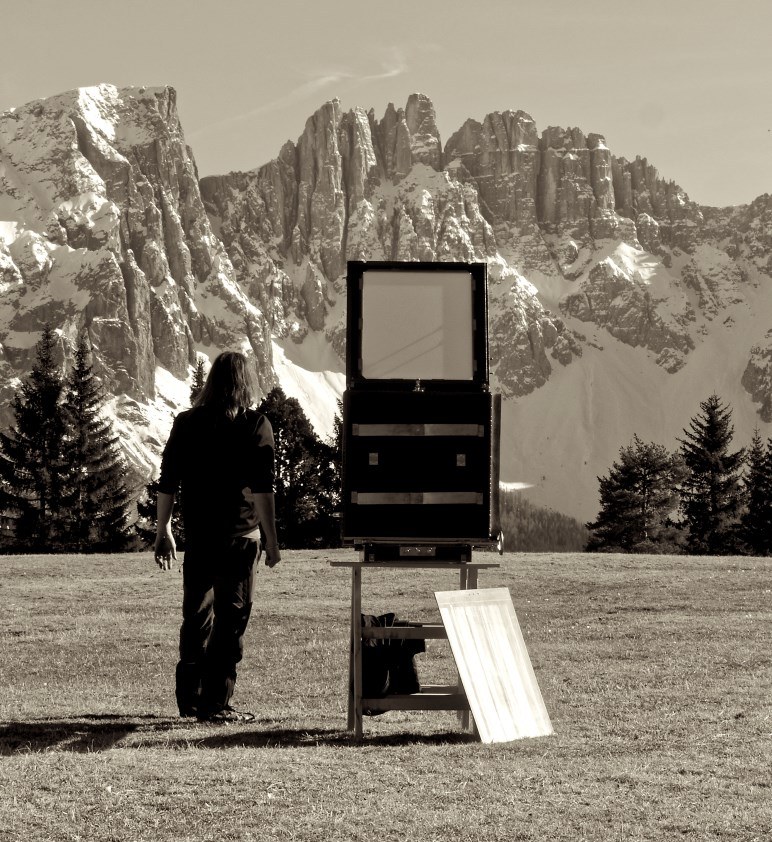 Kurt Moser mit einer Kamera vor südtiroler Bergkulisse