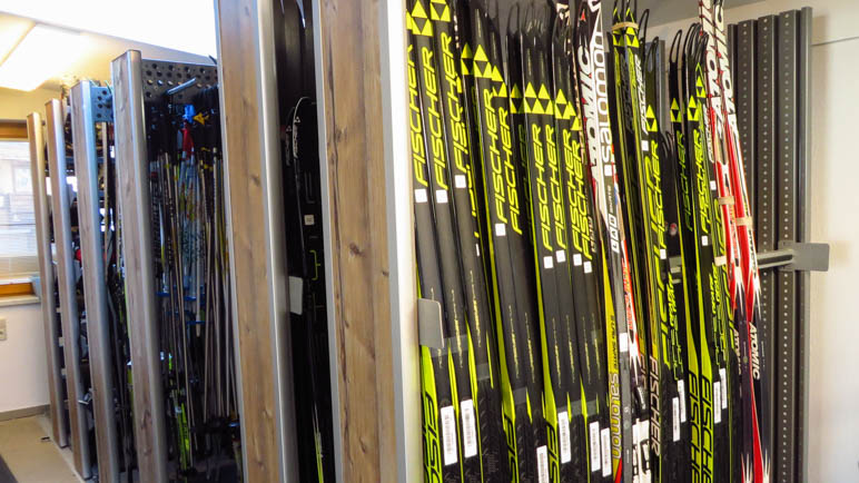 Im Skiverleih - zum Glück werden die passenden Ski für uns ausgesucht