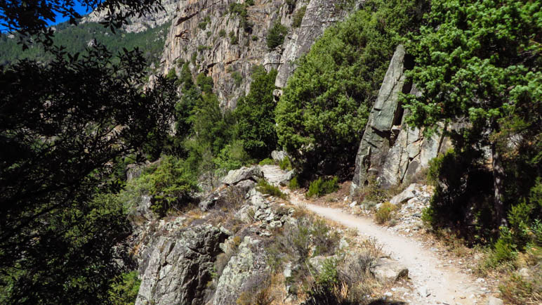Der Wanderweg an einer steilen Felswand