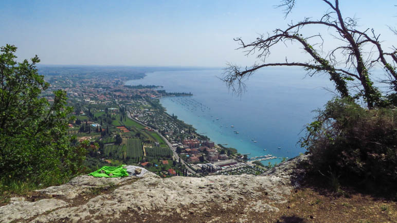 Der Blick auf Bardolino, im Bildvordergrund die Abbruchkante des Gipfelplateaus