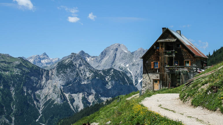 Die Plumsjochhütte, eine besonders urige, privat bewirtschaftete Hütte im Karwendel