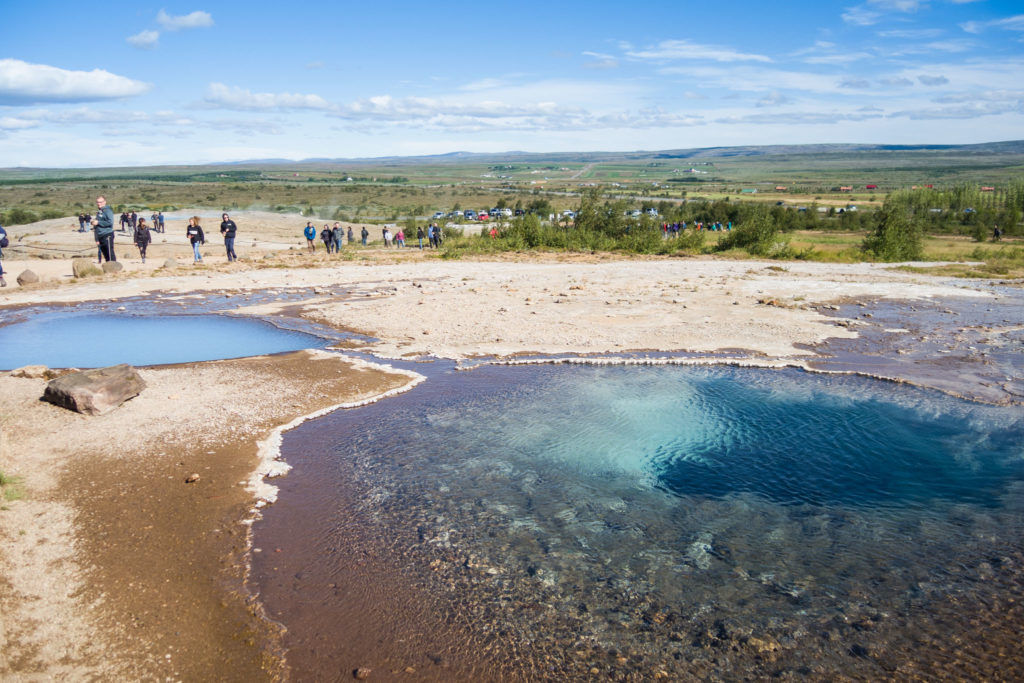 Zwei kleine Heißwasserteiche, der eine milchig-blau, der andere mit ganz klarem Wasser