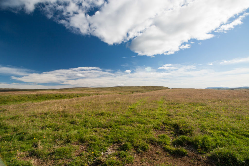 Weite Golden-Circle-Landschaft auf dem Weg zum Gullfoss