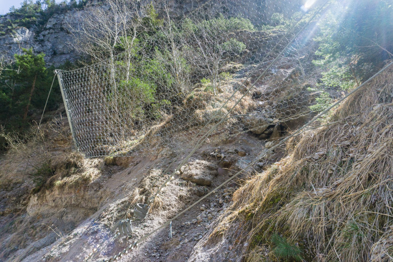 Eines der Fangnetze für Felsen entlang des Klammweges